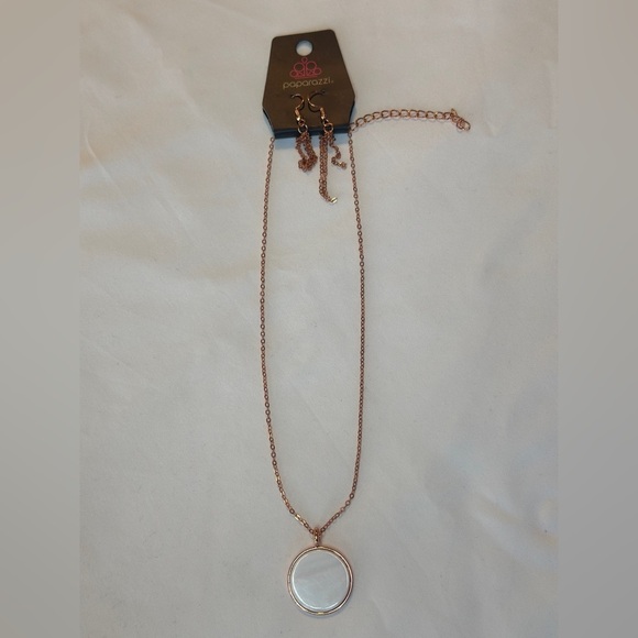 Elegant Rose Gold Pendant Necklace - Picture 3 of 6